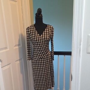 Black And White Houndstooth Check Dress With 3/4 Sleeves And Ruched Waist.